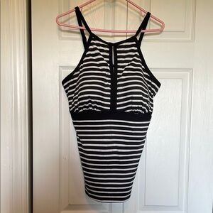 Women’s Lands’ End 16L tankini. Horizontal black/white, built in cups Adjustable